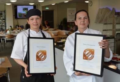 Christina Vang Olsen, Dønna barne- og ungdomsskoles kantine, og Mona Vang Olsen, Dønna omsorgssenter.