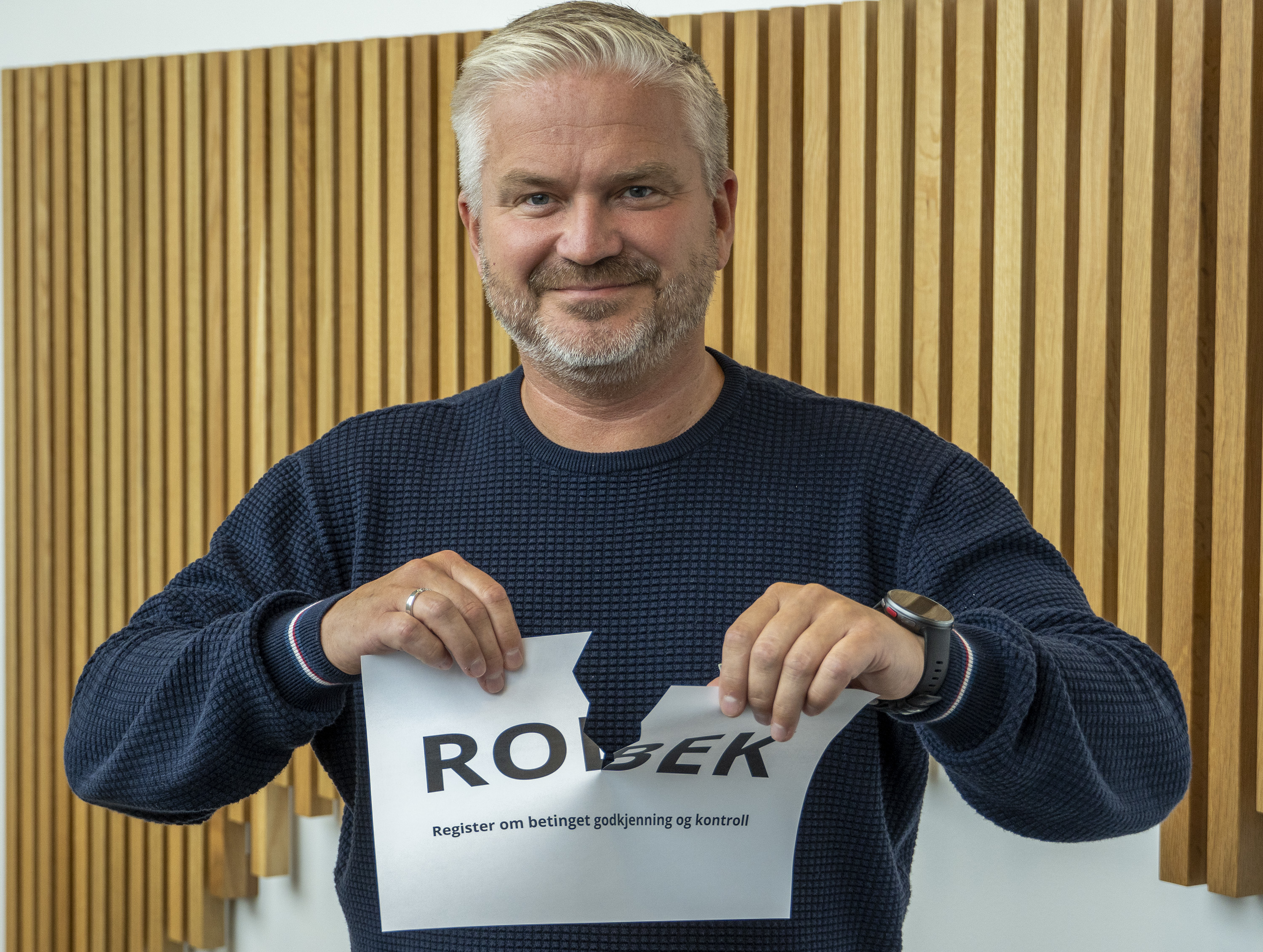 Statsforvalter i Nordland, Tom Cato Karlsen, gratulerer de to nordlandskommunene Saltdal og Nesna som nå er ute av ROBEK-listen