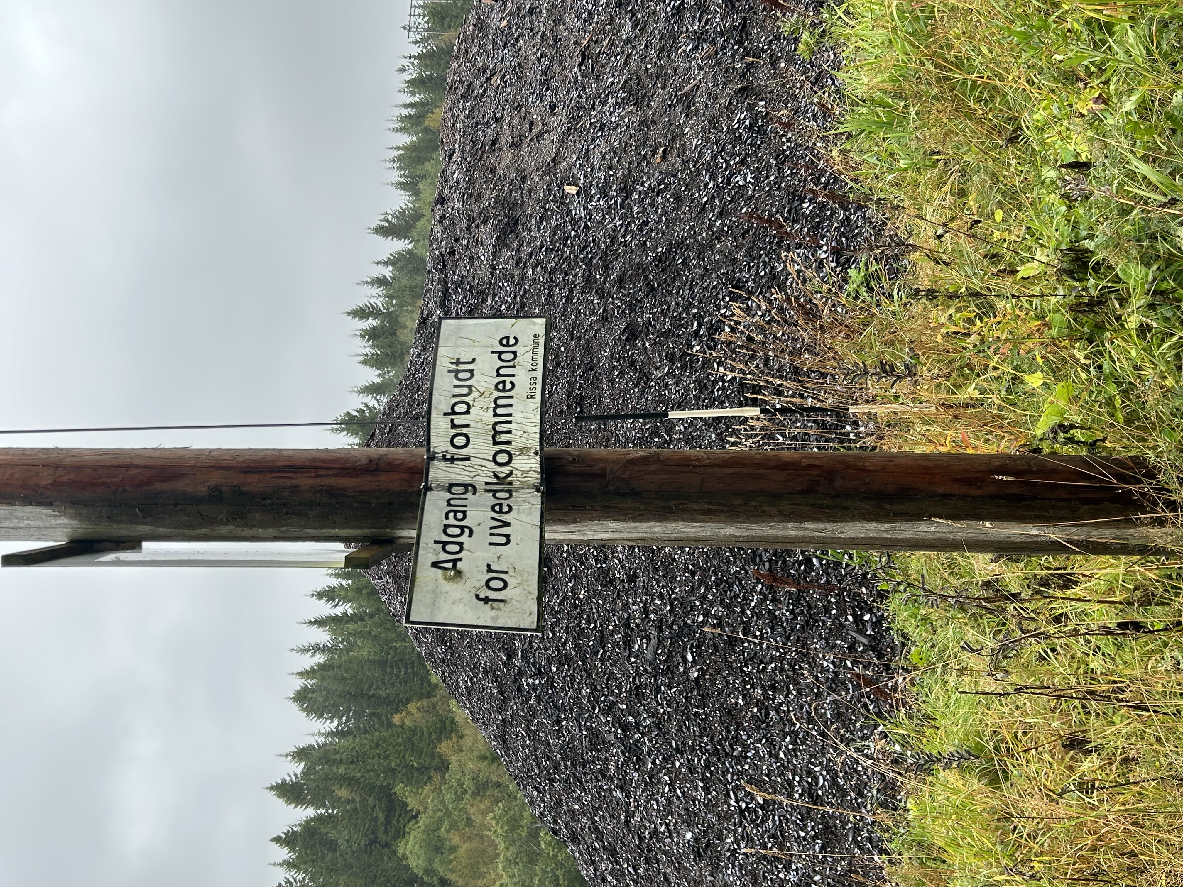 Bildet viser skilt med informasjon om at det er adgang forbudt ved komposteringsanlegget for blåskjell på Ålmoen