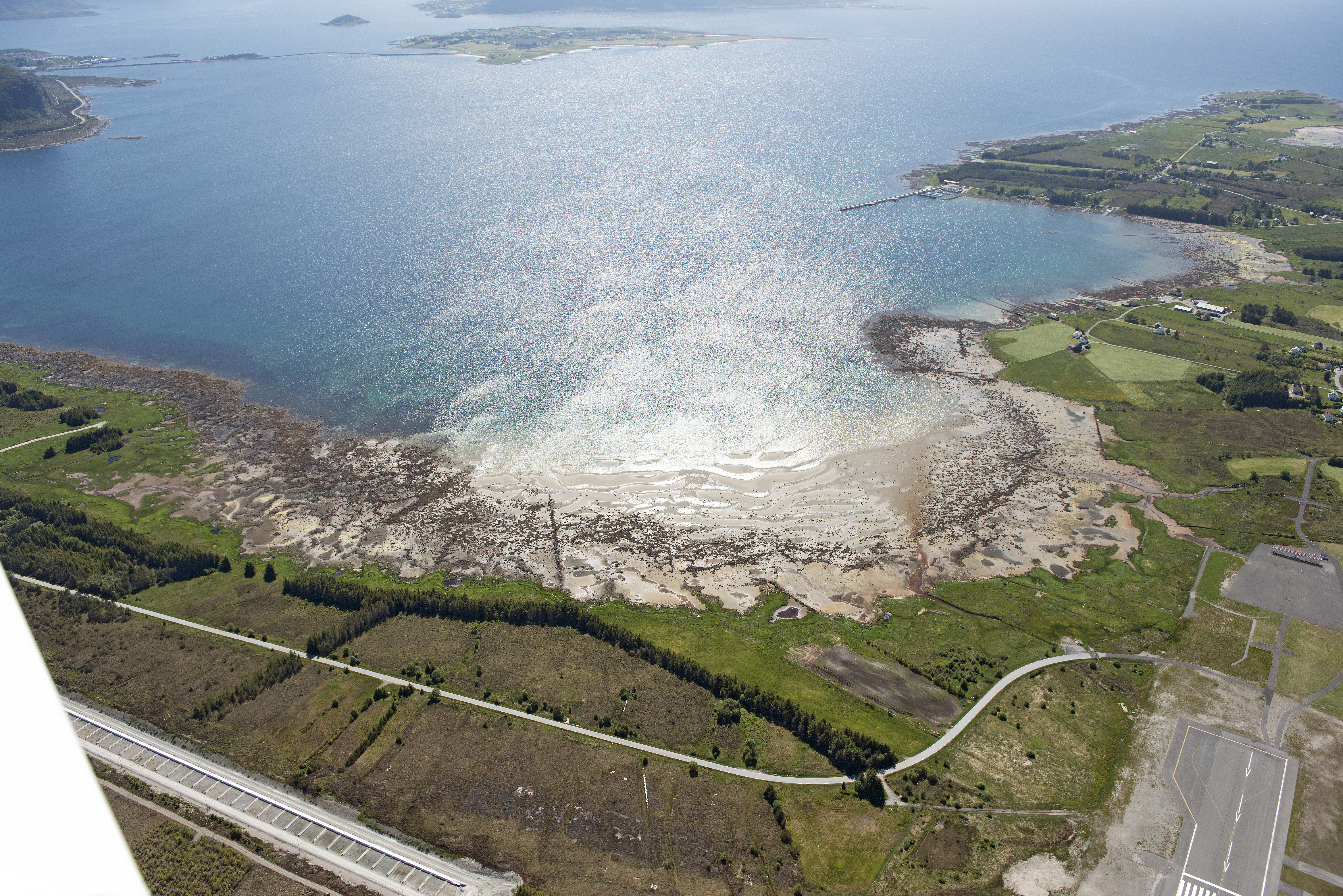 Bilete 3. Flyfoto over Blindheimsvik tatt mot sørvest. Giske i bakgrunnen (foto: Fylkesmannen i Møre og Romsdal).