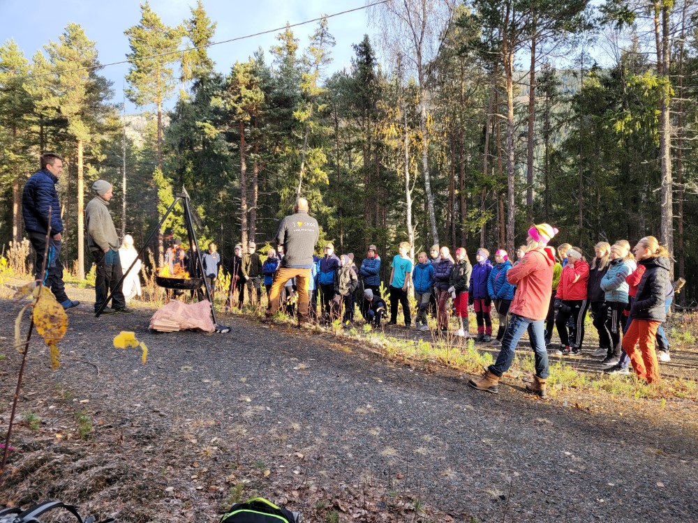 Elevar og lærarar i skogen
