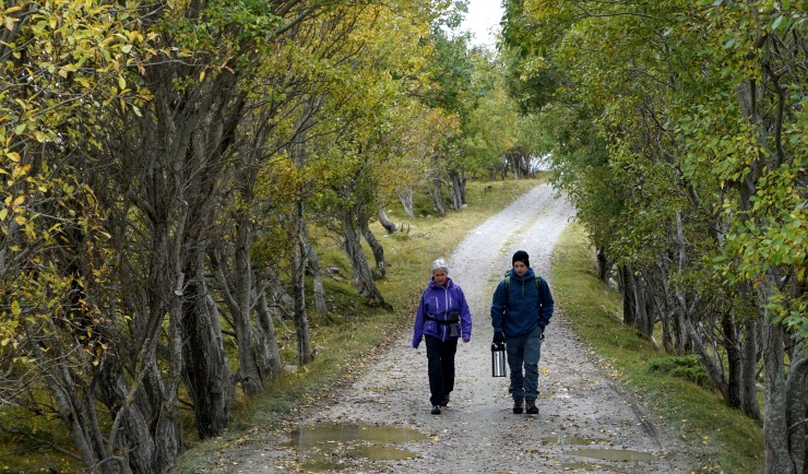 Ut for å lære om kystnatur. Foto: Beate Sundgård