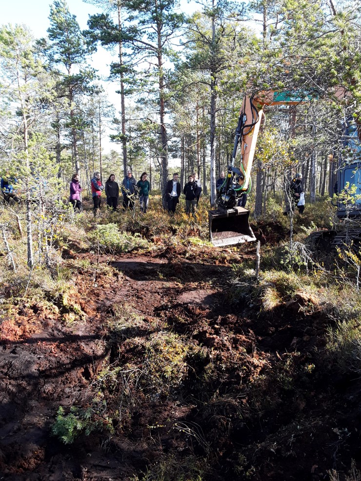 Restaurering i Midtfjellmosen naturreservat. Her er Ragn Sells Miljøsanering AS i sving.